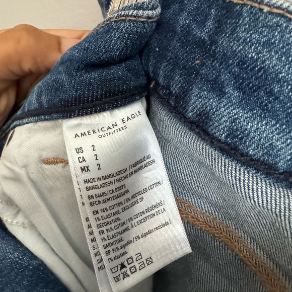 American Eagle Outfitters Stretch Curvy Denim Mom Short in Size 2 - Picture 5 of 5